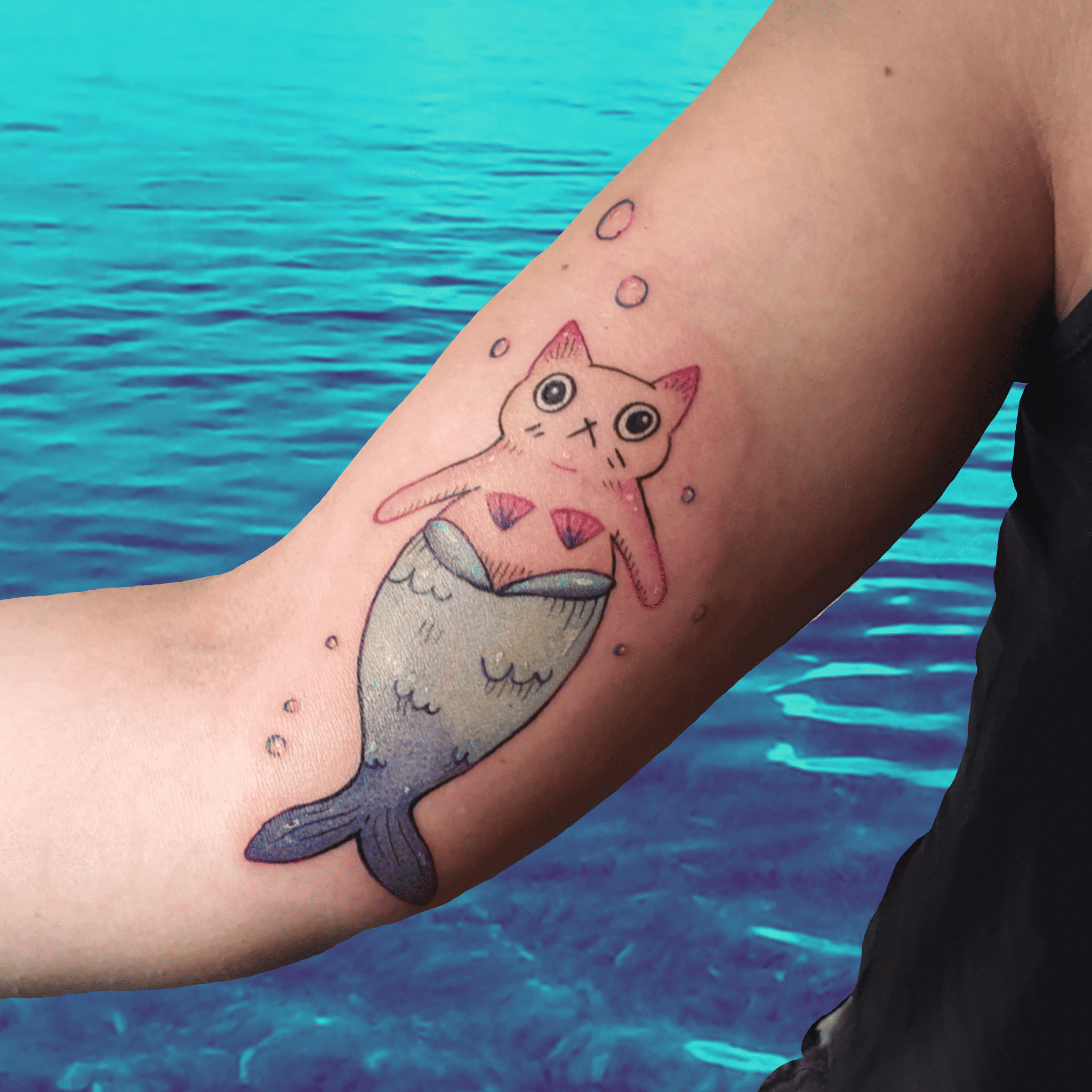 Tatouage d'une sirène mi-chat mi-poisson en couleurs